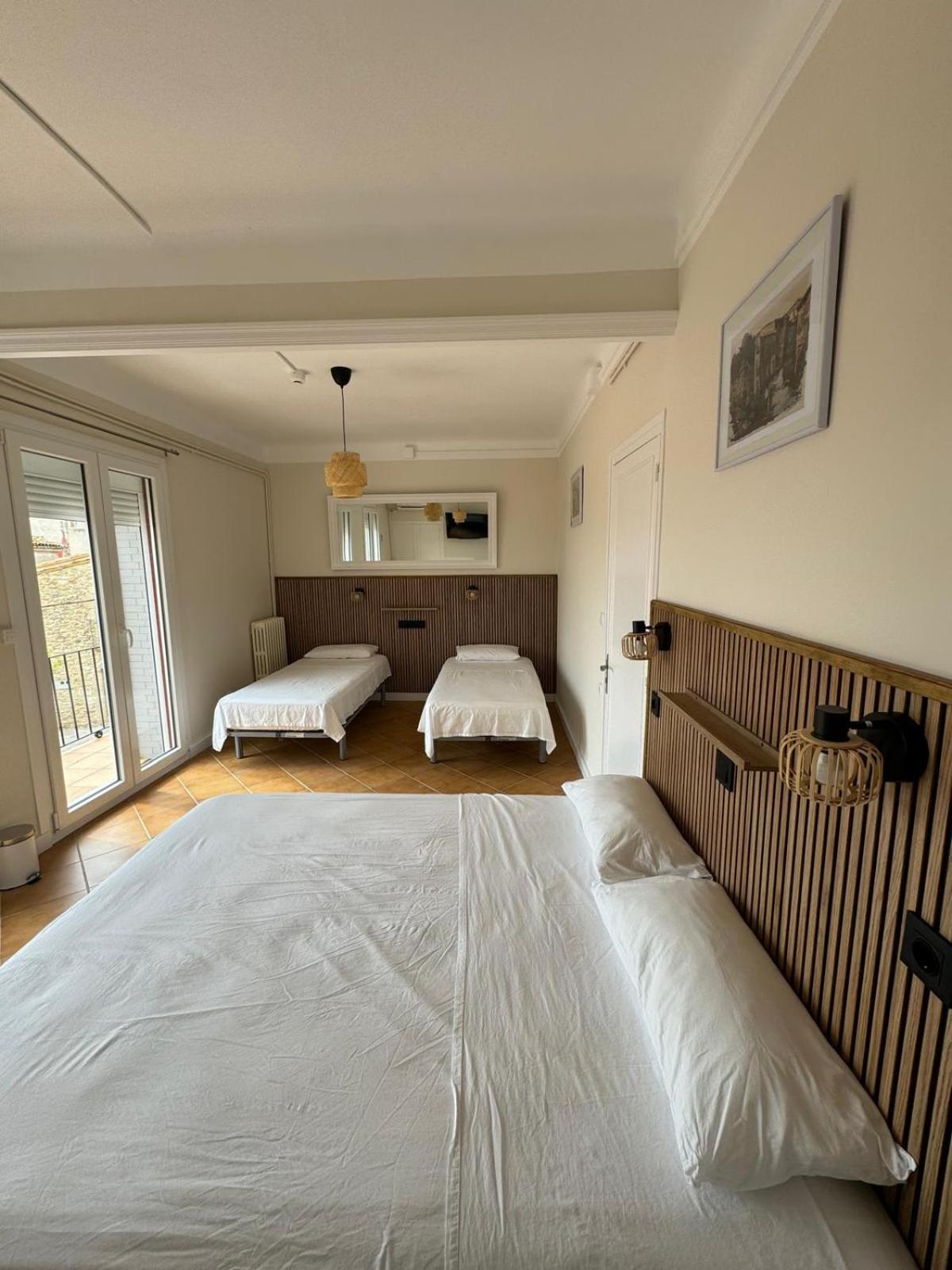 Hostal Restaurant Casa Comaulis La Vajol 外观 照片